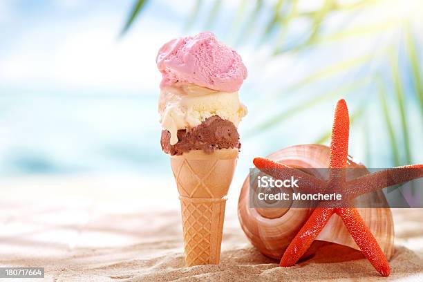 Fusión De Un Helado En La Playa Foto de stock y más banco de imágenes de Alimento - Alimento, Arena, Barquilla de helado