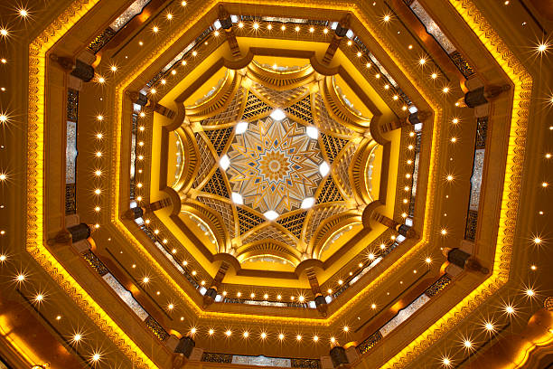 soffitto dorato di lusso - emirates palace hotel foto e immagini stock