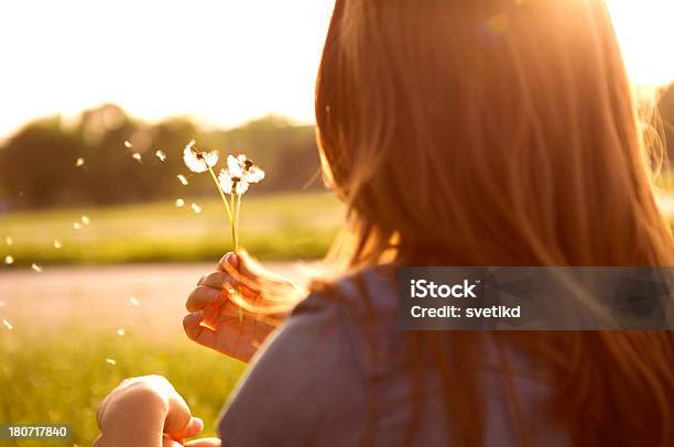 Photo libre de droit de Femme Profitant Du Soleil banque d'images et plus d'images libres de droit de Fleur de pissenlit - Fleur de pissenlit, Souffler, Femmes