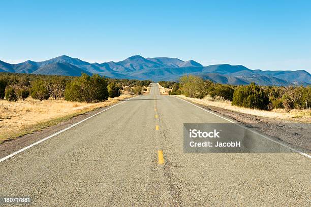 Foto de Estrada No Deserto e mais fotos de stock de Montanhas Sandia - Montanhas Sandia, Novo México, Ajardinado