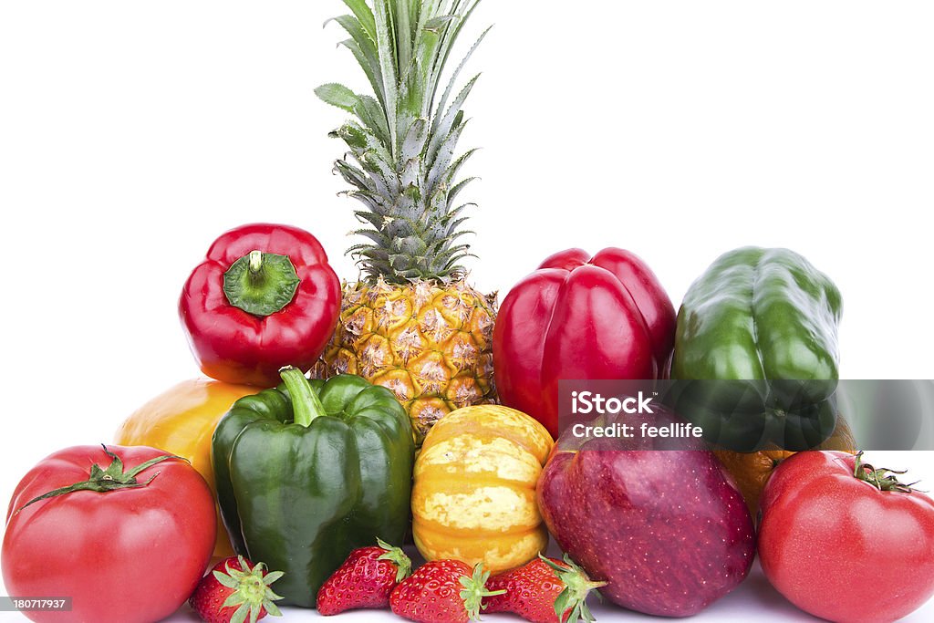 Variedad de frutas y verduras aislados sobre fondo blanco - Foto de stock de Alimento libre de derechos