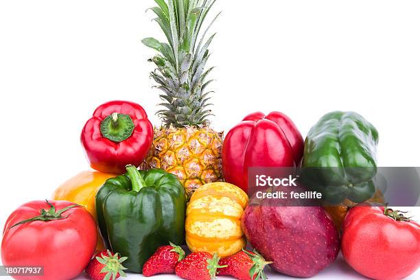 Variedad De Frutas Y Verduras Aislados Sobre Fondo Blanco Foto de stock y más banco de imágenes de Alimento