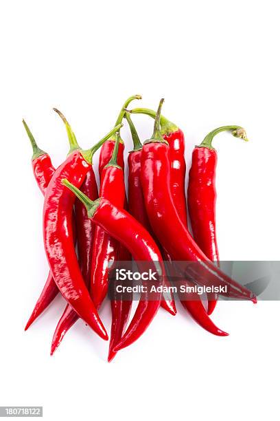 Vermelho Chili Peppers - Fotografias de stock e mais imagens de Alimentação Saudável - Alimentação Saudável, Calor, Comida