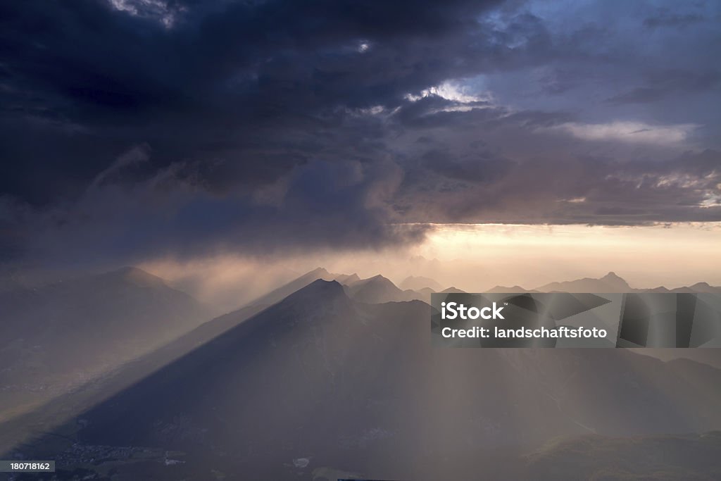 sunrays dans les Alpes européennes - Photo de Au-dessus de libre de droits