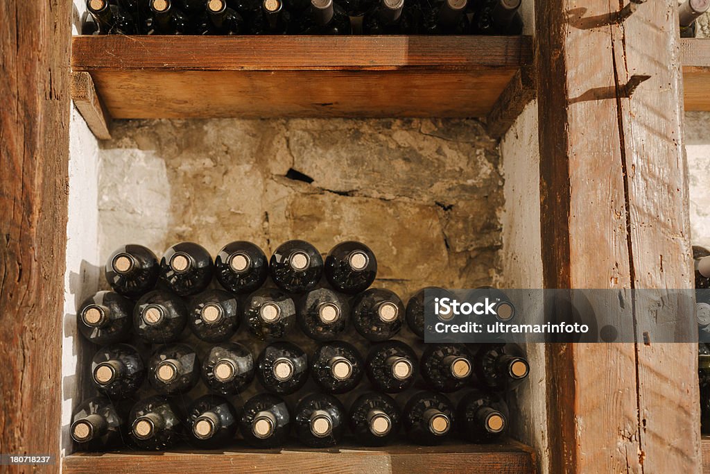 Rack de vino - Foto de stock de Botella de vino libre de derechos