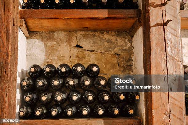 Rack De Vino Foto de stock y más banco de imágenes de Botella de vino - Botella de vino, Botellero, Bebida alcohólica