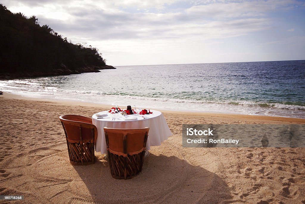 Mesa romántica playa ambiente - Foto de stock de Puerto Vallarta libre de derechos