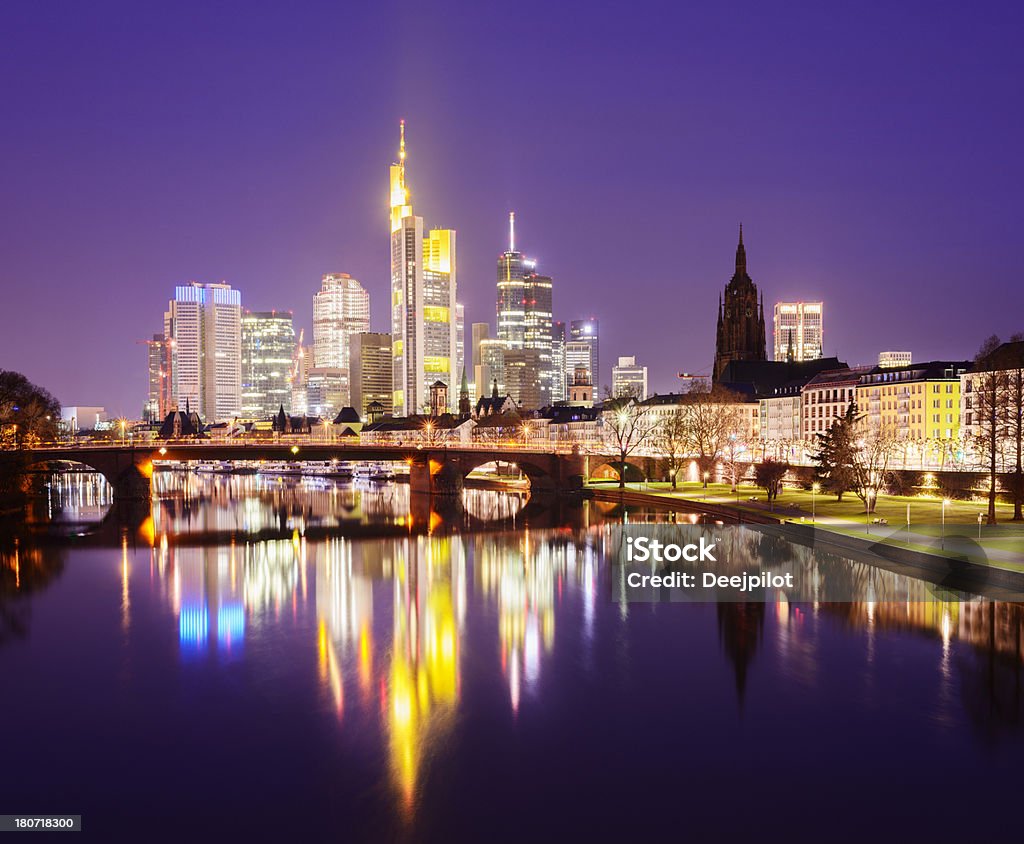 Centro da cidade de Frankfurt horizonte da cidade à noite na Alemanha - Foto de stock de Alemanha royalty-free