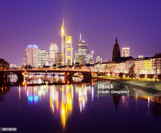 Foto de Centro Da Cidade De Frankfurt Horizonte Da Cidade À Noite Na Alemanha e mais fotos de stock de Alemanha