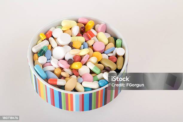 Foto de Pílulas Multicolorida e mais fotos de stock de Analgésico - Analgésico, Antibiotico, Ciência