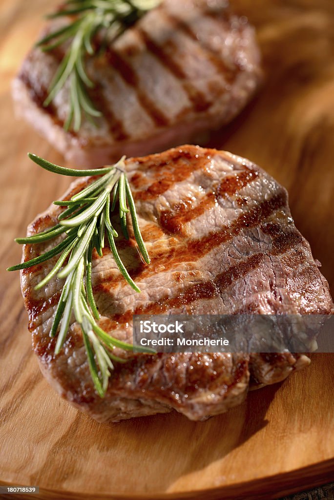 Carne de res a la parrilla con romero - Foto de stock de Alimento libre de derechos