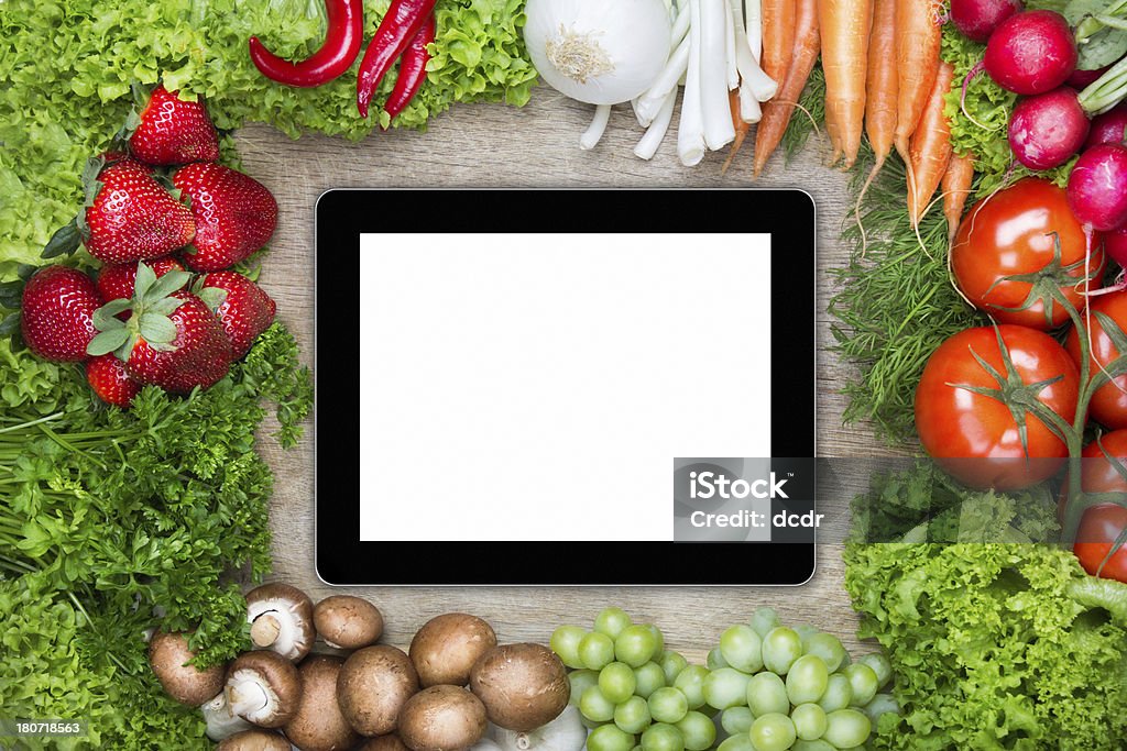 Tablet na Deska do krojenia z zdrowej żywności - Zbiór zdjęć royalty-free (Bez ludzi)