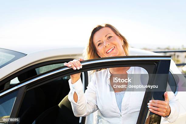 Szczęśliwy Dojrzała Kobieta W Jej Samochodu - zdjęcia stockowe i więcej obrazów Blond włosy - Blond włosy, Codzienne ubranie, Człowiek dojrzały