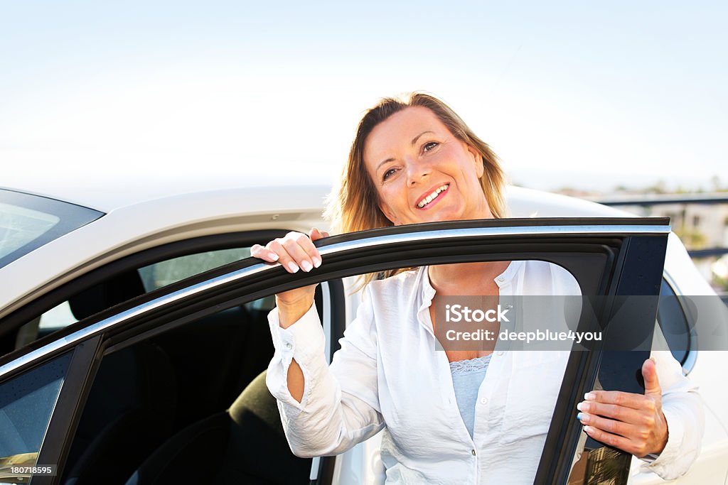 Feliz Mulher Madura em seu aluguer de carros - Royalty-free Adulto Foto de stock