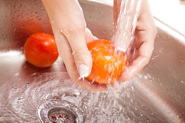 lavado verduras frescas - handful motion blurred motion wet fotografías e imágenes de stock