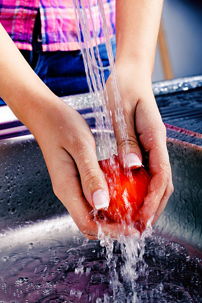 waschen frischem gemüse - handful motion blurred motion wet stock-fotos und bilder