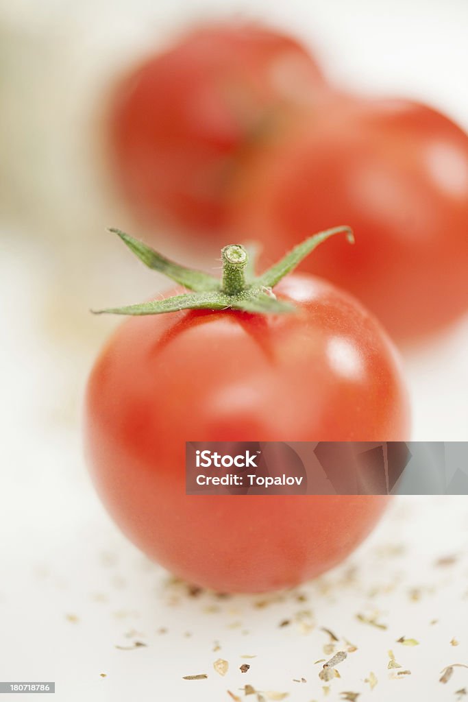 Tomate Cherry - Foto de stock de Blanco - Color libre de derechos