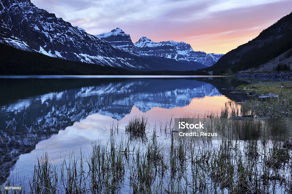 Crepúsculo paisaje de montaña con reflejo de lago Waterfowl Rokies, Canadá - Foto de stock de Agua libre de derechos