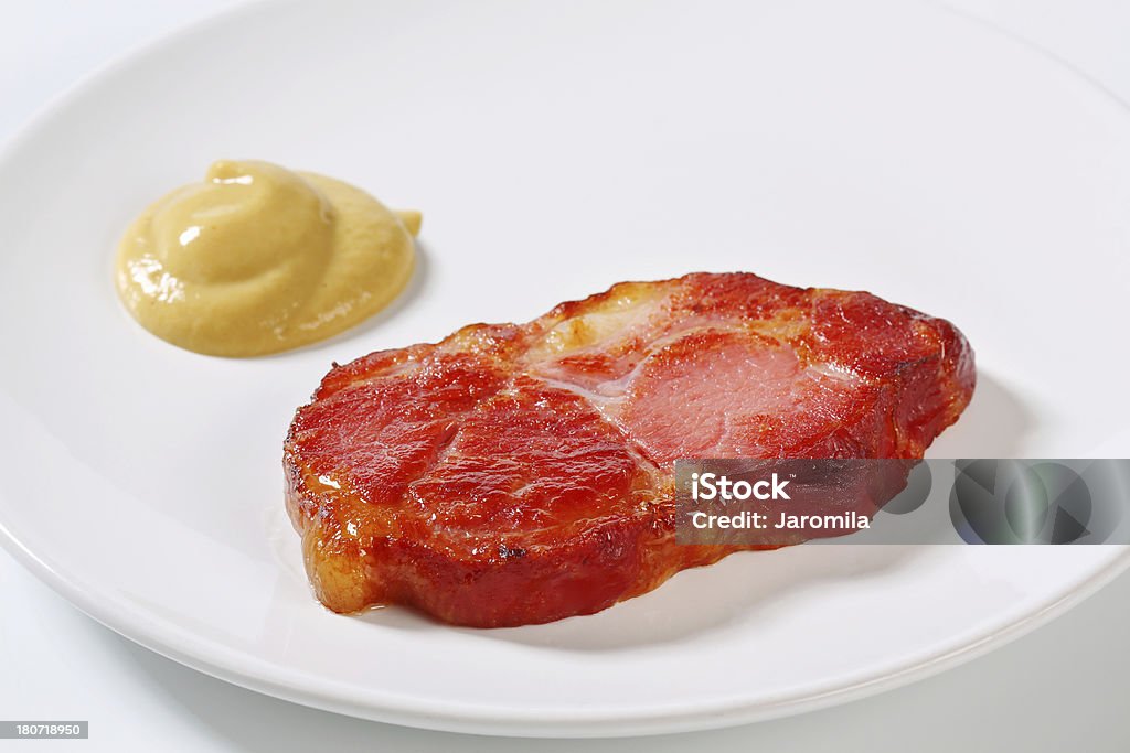 Stück Gegrilltes Schweinefleisch-Ausschnitt mit Brot und Senf - Lizenzfrei Brotsorte Stock-Foto
