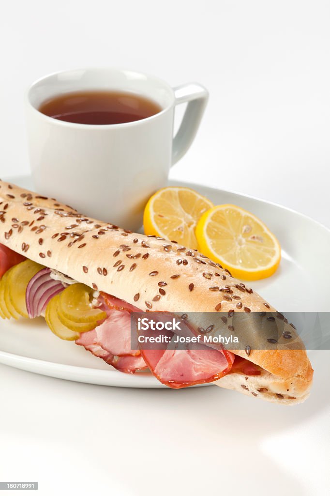 Con un sándwich de desayuno - Foto de stock de Alimento libre de derechos