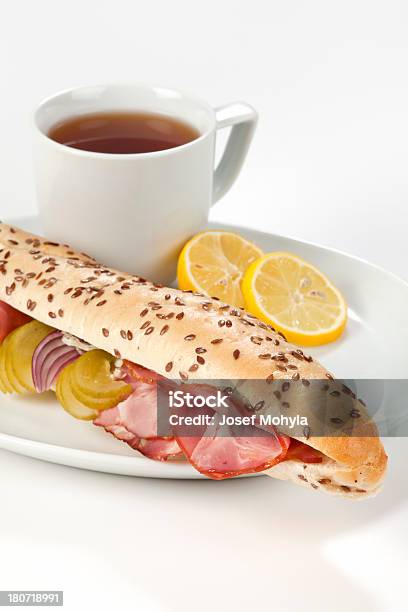 Con Un Sándwich De Desayuno Foto de stock y más banco de imágenes de Alimento - Alimento, Aperitivo - Plato de comida, Barra de pan francés