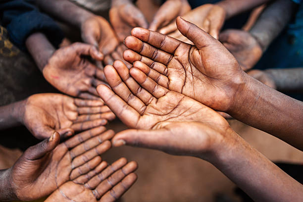 mãos de baixa-pedir ajuda, áfrica - africa child ethiopian culture people - fotografias e filmes do acervo