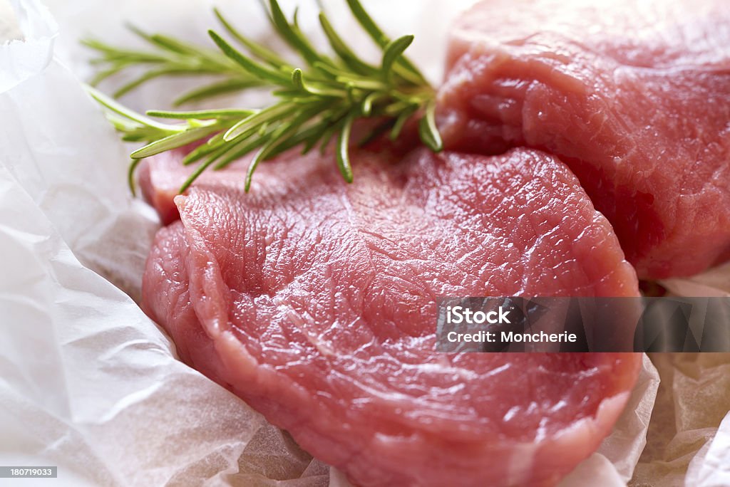 Bife de carne crua fresca e filés - Foto de stock de Vitela royalty-free