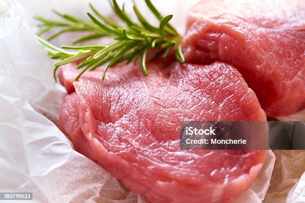 Foto de Bife De Carne Crua Fresca E Filés e mais fotos de stock de Vitela - Vitela, Cru, Carne