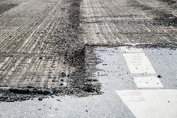 gros plan de la surface de la route - quake damaged section photos et images de collection