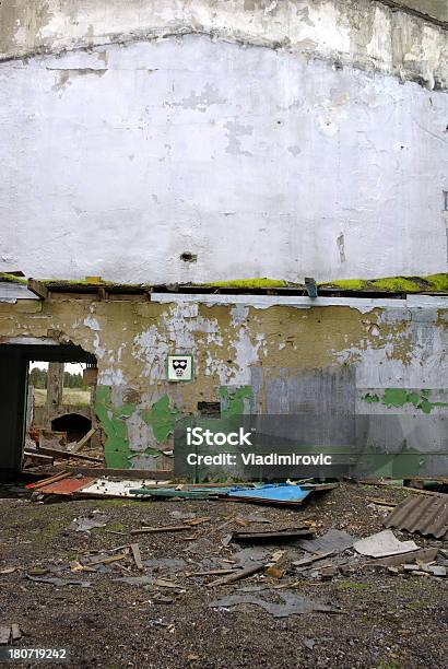 Arruinado Casa Bajo Techo Foto de stock y más banco de imágenes de Abandonado - Abandonado, Abstracto, Agujero