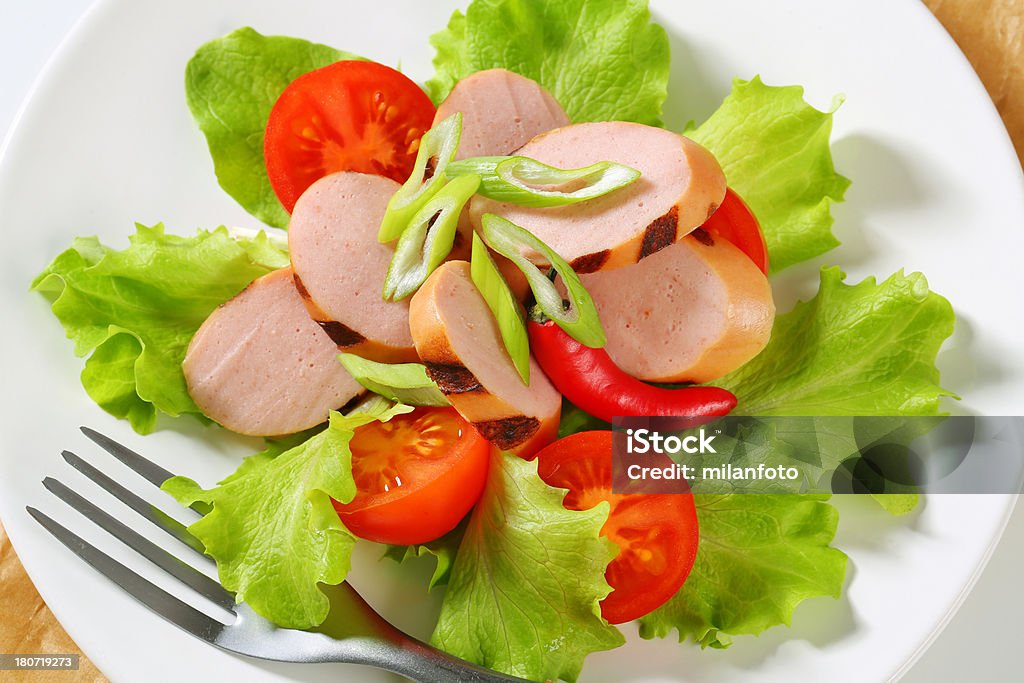 Salada de legumes com salsicha fatias - Royalty-free Alface Foto de stock