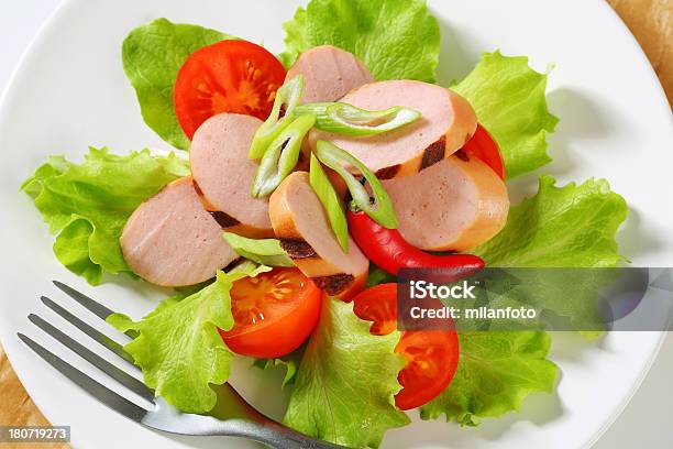 Salada De Legumes Com Salsicha Fatias - Fotografias de stock e mais imagens de Alface - Alface, Assado, Branco