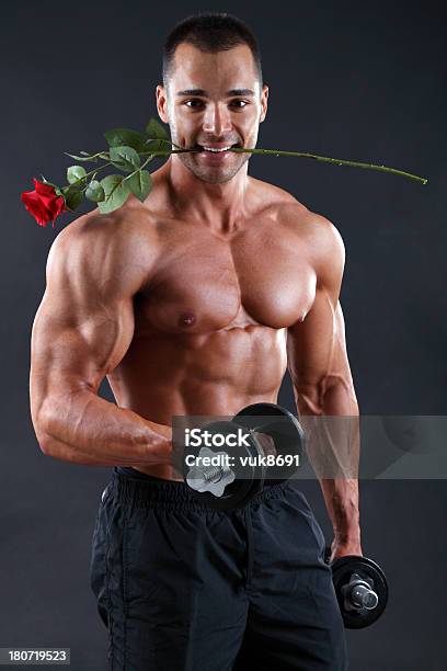 붉은 장미 Bodybuilder 건강한 생활방식에 대한 스톡 사진 및 기타 이미지 - 건강한 생활방식, 검정색 배경, 근육질 남자