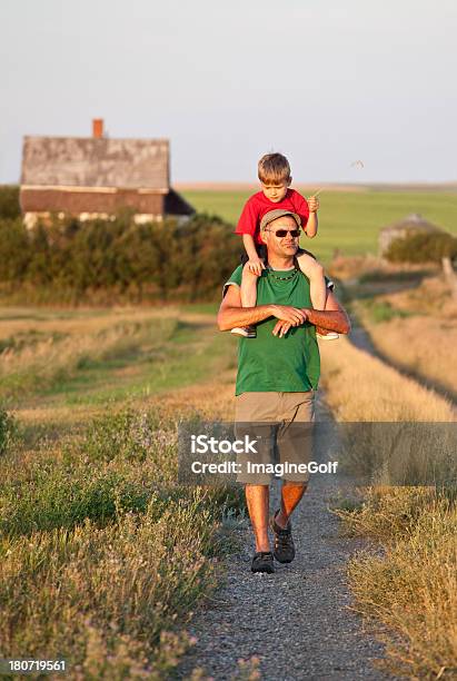 Padre E Hijo Un Paseo Foto de stock y más banco de imágenes de Adulto - Adulto, Aire libre, Alegre