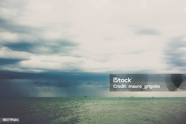 海の前に雷雨 - かすみのストックフォトや画像を多数ご用意 - かすみ, アドリア海, セメント