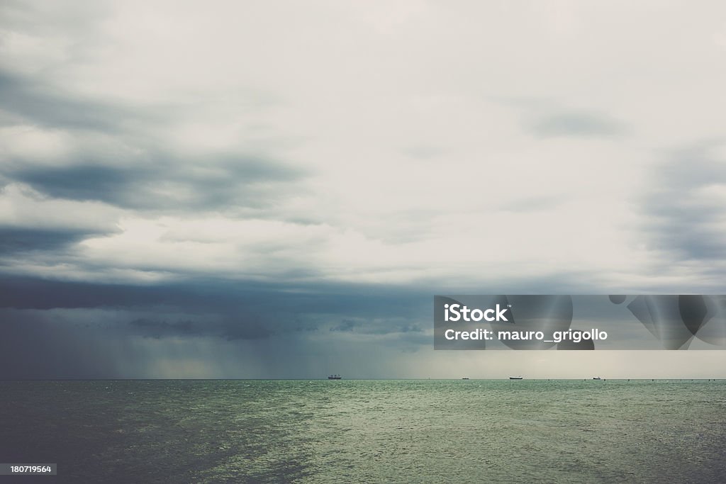 Seascape antes da tempestade de trovões - Foto de stock de Areia royalty-free