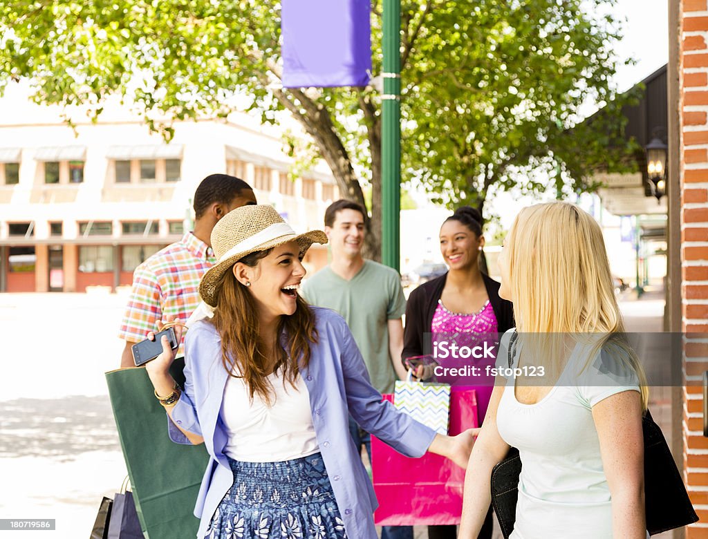 Consumismo: Adultos jóvenes y los adolescentes ventana de pequeño pueblo de los Estados Unidos. - Foto de stock de 16-17 años libre de derechos