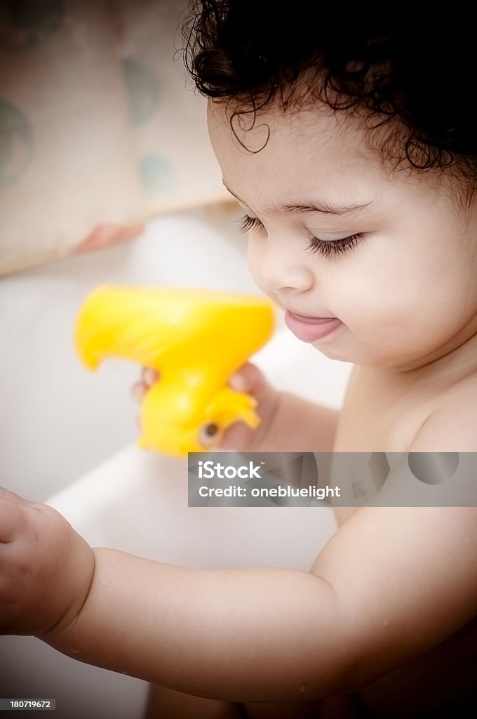 Bebé niña jugando con pato de juguete en el baño - Foto de stock de 12-17 meses libre de derechos