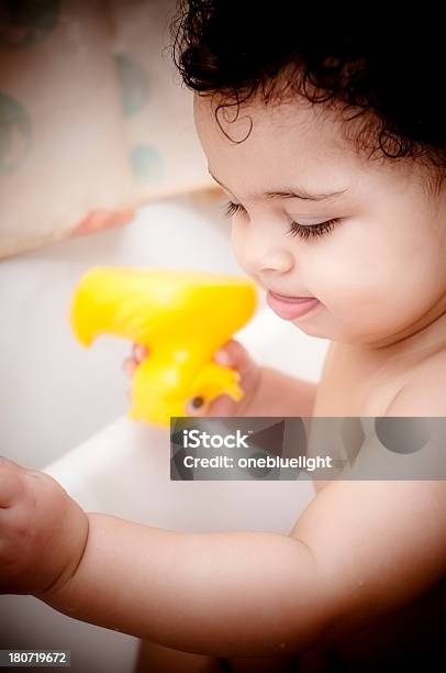 Bebé Niña Jugando Con Pato De Juguete En El Baño Foto de stock y más banco de imágenes de 12-17 meses - 12-17 meses, Afrodescendiente, Bañera