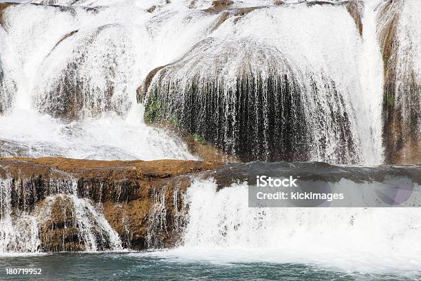 Closeup De Cascata - Fotografias de stock e mais imagens de Ao Ar Livre - Ao Ar Livre, Branco, Cair