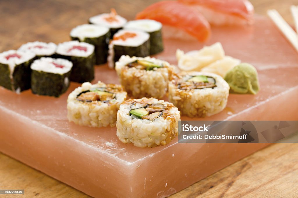 Sushi en bloque de sal del himalaya - Foto de stock de Aguacate libre de derechos