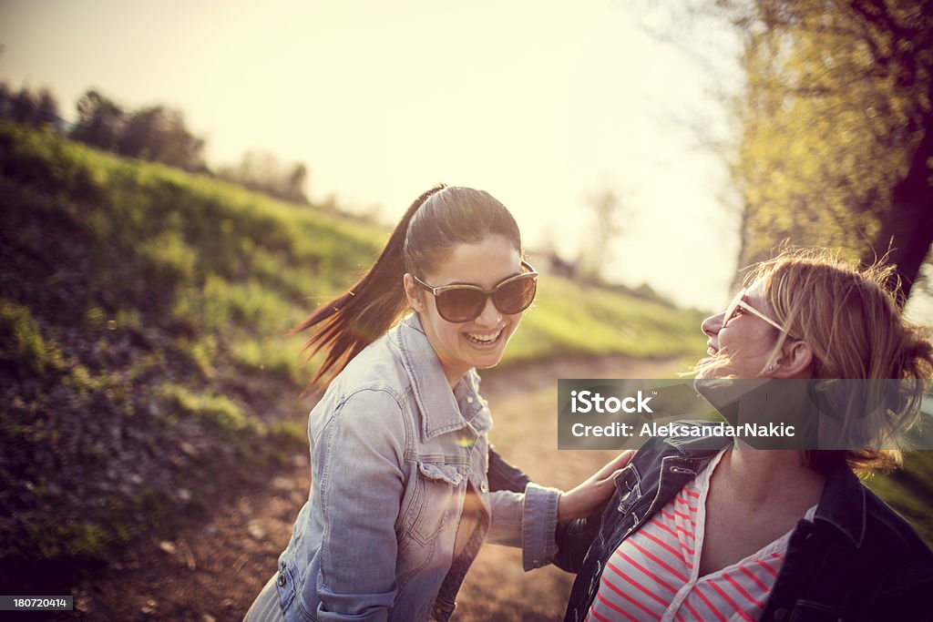 Zwei Schwestern lächelnd im Freien - Lizenzfrei Europäischer Abstammung Stock-Foto