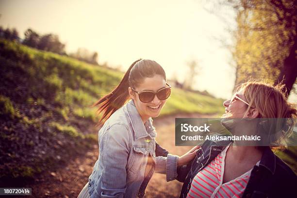 Zwei Schwestern Lächelnd Im Freien Stockfoto und mehr Bilder von Europäischer Abstammung - Europäischer Abstammung, Farbbild, Frauen