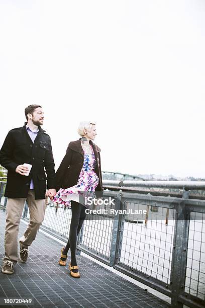 현대적이다 커플입니다 걷기 조호르 워터프런트 2명에 대한 스톡 사진 및 기타 이미지 - 2명, 걷기, 관광객