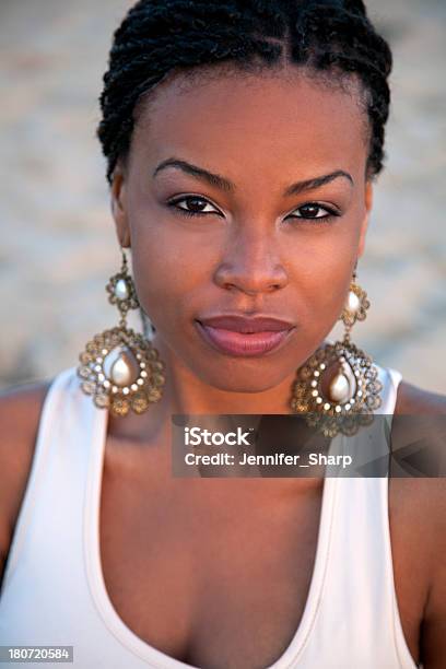Piękne African American Kobieta Na Zewnątrz - zdjęcia stockowe i więcej obrazów Afroamerykanin - Afroamerykanin, Afrykanin, Codzienne ubranie