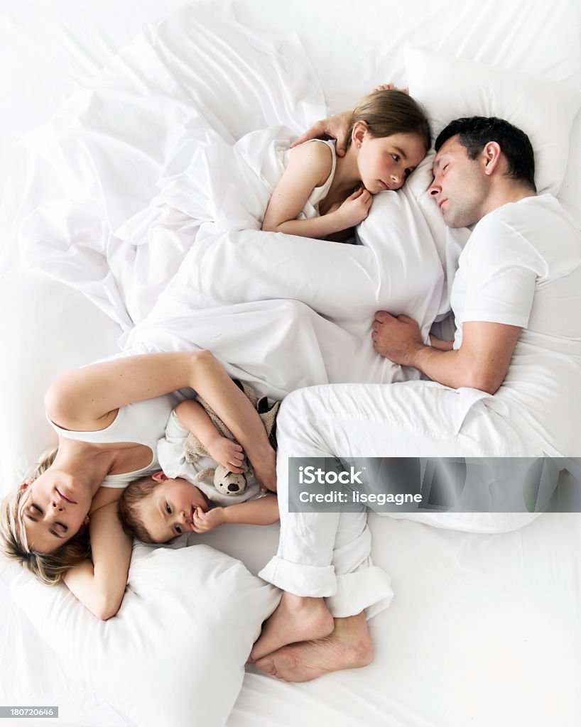 Familia dormir - Foto de stock de Cama libre de derechos