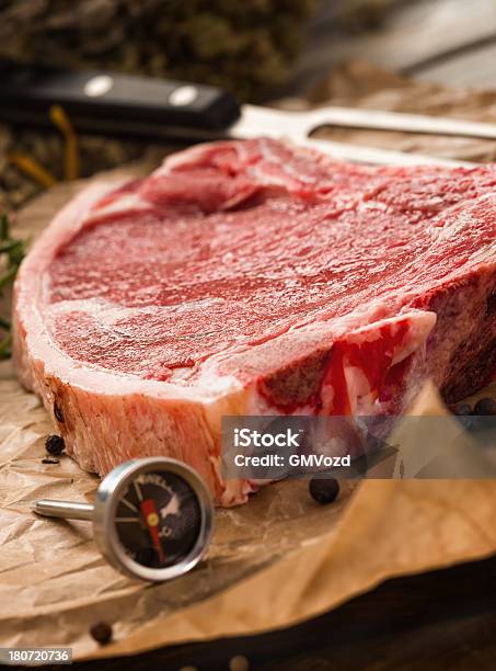 Foto de Cru Fresco Tbone Steak Em Uma Panela e mais fotos de stock de Alecrim - Alecrim, Alho, Bife