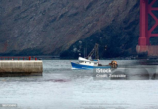 Barco De Pesca De Velas Para Fora Do Mar Passado Golden Gate Bridge - Fotografias de stock e mais imagens de São Francisco - Califórnia