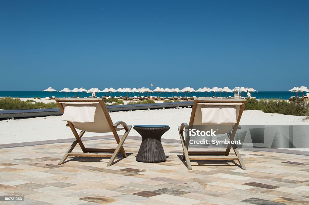 Sonnenliegen am Strand - Lizenzfrei Abu Dhabi Stock-Foto