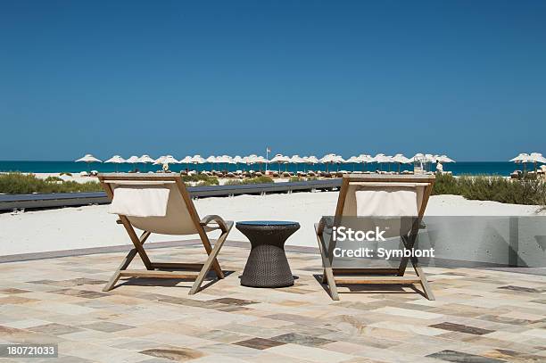 Sonnenliegen Am Strand Stockfoto und mehr Bilder von Abu Dhabi - Abu Dhabi, Idylle, Schwimmbecken